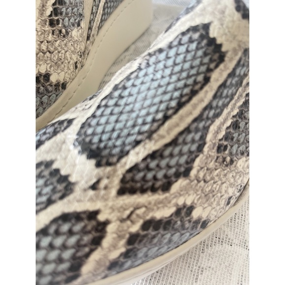 VINCE Saxon Snakeskin-Embossed Leather Sneakers Size 6 Platform Blue Gray EUC - Picture 4 of 9